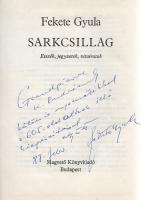 Fekete Gyula:  Sarkcsillag. Esszék, jegyzetek, vitairatok. (Kolozsvári Grandpierre Endrének dedikált példány.) Budapest, (1983). Magvető Könyvkiadó (Kner Nyomda Dürer Üzeme, Békéscsaba). 608 + [8] p. Egyetlen kiadás. Dedikált: ,,Grandpierre K. Endrének külön is nyomatékkal a 605. oldalhoz illő kiegészítéssel együtt: Fekete Gyula. 88. febr." A Fekete Gyula (1922-2010) író, szociológus, közíró. 1956-os szerepvállalásáért letartóztatták, egy évvel később szabadult. ,,Egy korty tenger" címmel 1966-tól vezette rádiós jegyzetsorozatát. Szociográfiai és nemzetpolitikai írásai révén a rendszerváltás nemzedékének fontos alakjai közé tartozott. Dedikációjában jelentős visszhangot verő írására céloz, arra a cikkre, amely a szocialista rendszert demográfiai közönnyel vádolja, a magyar népesség gyors csökkenése írásainak gyakran visszatérő témája; érvelése szerint a nemzetben való gondolkodás hiánya jellemzi a rendszert. A szerző dedikált kötetéhez mellékeli a szóban forgó, 1981. október 2-i keltezésű kiáltvány hasonmását, melynek eredetijét a népi értelmiség jeles tagjai annak idején aláírtak. Prov.: Grandpierre K. Endre (1916-2003) író, költő, magyarságkutató. Feliratozott kiadói egészvászon kötésben, illusztrált kiadói védőborítóban. Jó példány.