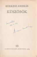 Berkesi András:  Küszöbök. [Regény.] (Dedikált.) Budapest, 1969. Magvető Könyvkiadó (Athenaeum Nyomda). 526 + [2] p. Első kiadás. Dedikált: ,,Szeretettel Berkesi András. 970. IV. 22." Berkesi András (1919-1997) ÁVH-s vallatótiszt, lektűríró, dramaturg, a Kádár-kor rendkívül futtatott krimi- és kalandregényírója. Melodramatikus elemekkel fűszerezett, leleplező szándékú regényét a német nemzetiszocialista rendszer éveibe helyezi; a regény magyar főhősei ugyancsak jól tájékozottak, és szabad idejüket éleslátásról tanúbizonyságot tevő politikai helyzetanalízissel múlatják, illetve Radovics Milán magyar kommunista hős sorsán tépelődnek, aki a regény végén életét adja a szabadságért. Az egyértelmű morális pozíciókat kiosztó politikai kalandregény számos kiadást megért. Az első előzéken ajándékozási bejegyzés, néhány levél sarkán apró, a szövegtükröt nem érintő foltosság. Kiadói egészvászon kötésben, színes, enyhén sérült kiadói védőborítóban. Jó példány.