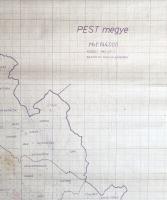 [Térkép] Pest megye térképe. Mérték: 1:144 000. Rajzolta: Kassay Sándorné. (1960) [Budapest], 1960. [ny. n.] Ofszetnyomat, mérete: 890x835 mm egy 1010x905 mm méretű térképlapon. Egyszínnyomású térképünk Pest megye területét ábrázolja a járásokkal, a járásokon belül pedig a települések teljes határainak feltüntetésével. Közigazgatási áttekintést szolgáló térképünk az 1950-es megyerendezéssel létrejött Pest megye eredeti, 11 járásra osztott járásbeosztását mutatja. Térképünk készülte után, 1965-ben, a központosítás jegyében az önálló aszódi járás területét felosztották a váci és gödöllői járás között, 1970-ben pedig a távoli szobi járást beolvasztották a váci járásba. Pest megye népességének növekedésével, illetve a jelentősebb városi hagyományoknak engedve a rendszerváltás után a korábbi központosított járásrendszer tagoltabbá vált, mára a jelentős hagyományú Nagykőrös önálló járásközponttá vált, nem tartozik Cegléd alá, a szobi járás ismét elvált Váctól, a budai járás, illetve a logisztikai-ipari súlyú déli, alföldi járások kisebb egységekre bomlottak: ma 19 járás osztozik Pest megye területén. Földrajzi fokbeosztást nélkülöző térképünk koordináta-rendszere a budapesti 0 km-hez mint origóhoz igazodik. Dokumentumunk egykori tulajdonosa a térkép egyes részein színezést, illetve kézi számozást helyezett el, ismeretlen célból, hátoldalán kézi számítások. Térképünk bal felső sarkában kisebb foltosság, felül középen kisebb szakadás. Jó állapotú térkép.