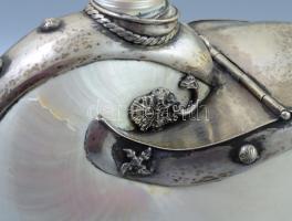 Nautilus serleg ezüst (Ag) szerelékkel. Félgömb lábakon álló talapzaton szerelékbe foglalt nautilus ...