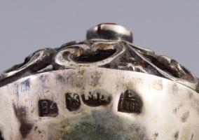 187?, Ezüst (Ag) psumimtartó, ritka turulmadár alakos díszítménnyel, kőberakással, jelzett: 84-es ez...