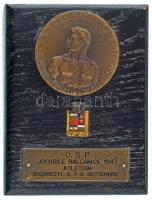 Románia 1947. "Jocurile Balcanice 1947 - Campionatele de Atletism (Balkán Játékok 1947 - Atlétikai bajnokság)" bronz emlékérem (55mm) fa talapzatra rögzítve (96x123x10-28mm), rajta az 1947-es Balkán Játékok zománcozott bronz címerével és "OSP Jocurile Balcanice 1947 Campionatele de Atletism - Bucuresti 6-7-8 Septembrie (Balkán Játékok 1947 - Atlétika - Bukarest, szeptember 6-7-8)" gravírozású bronz lapkával (70x20mm) T:XF Romania 1947. "Jocurile Balcanice 1947 - Campionatele de Atletism (Balkan Games 1947 - Athletics Championship)" bronze commemorative medal (55mm) mounted on a wooden base (96x123x10-28mm), with the enameled metal logo of the Balkan Games 1947 and with engraved "OSP Jocurile Balcanice 1947 Campionatele de Atletism - Bucuresti 6-7-8 Septembrie (Balkan Games 1947 - Athletics - Bucharest, September 6-7-8)" bronze plate (70x20mm) C:XF