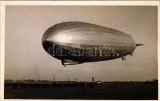 1931 Budapest XXI. LZ-127 jelzésű Graf Zeppelin léghajó ("ezüst szivar") március 29-én a Csepeli repülőtéren, több neves személy is utazott rajta: Karinthy Frigyes, Horthy István, gróf Almásy László Ede Afrika-kutató és Gömbös Gyula. photo