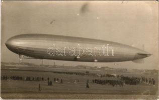 1929 Budapest XXI. LZ-127 jelzésű Graf Zeppelin léghajó ("ezüst szivar") március 29-én a Csepeli repülőtéren, több neves személy is utazott rajta: Karinthy Frigyes, Horthy István, gróf Almásy László Ede Afrika-kutató és Gömbös Gyula. photo (EK)