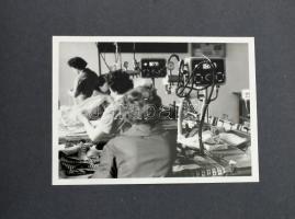 cca 1960 Soproni Ruhagyár emlékalbum 25 db fotóval, 18x13 cm méretben, harántalakú, zsinórfűzéses al...