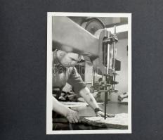 cca 1960 Soproni Ruhagyár emlékalbum 25 db fotóval, 18x13 cm méretben, harántalakú, zsinórfűzéses al...