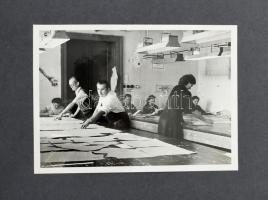 cca 1960 Soproni Ruhagyár emlékalbum 25 db fotóval, 18x13 cm méretben, harántalakú, zsinórfűzéses al...