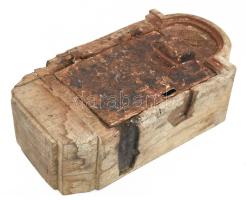 cca XV-XVIII. sz., Zsinagógai persely. Fa vas, korának megfelelő állapotban, 36x19x13 cm /// Circa 1...