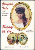 Csongrádi Kata aláírása Sissy és én című zenés műsorának képeslapján egyéb aláírásokkal