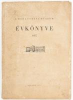 A Móra Ferenc Múzeum évkönyve 1957. Szerk.: Bálint Alajos. Szeged, 1957, Móra Ferenc Múzeum, 258+(2) p.+ 1 (kihajtható) t. Szövegközti és egészoldalas, fekete-fehér képekkel. Kiadói papírkötés, viseltes borítóval, a címlapon névbejegyzéssel, tulajdonosi bélyegzővel, néhány kissé foltos lappal. Megjelent 600 példányban.