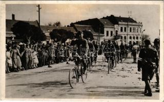 1938 Ipolyság, Sahy; bevonulás, kerékpáros katonák / entry of the Hungarian troops, soldiers on bicycles + "1938 Ipolyság Az Első Visszatért Magyar Város" So. Stpl. (EK)