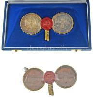 Bozó Gyula (1913-2004) 1990. "A Szent Szék és a Magyar Köztársaság közötti diplomáciai kapcsolat felvételének emlékére" vatikáni / magyar fehérfém érempár stilizált "Bozó" pecséttel összeillesztve + vatikáni / magyar bronz érempár stilizált "Bozó" pecséttel összeillesztve (2xklf érempár) "No 722" sorszámozással Szign.: Bozó Gy. eredeti dísztokban T:AU patina