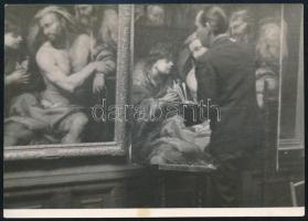 1942 Zimbródy Gulyás (Lehmayer) Ferenc (1909-1979) grafikus, festőművész, restíurátor munka közben, feliratozott fotó 9x14 cm