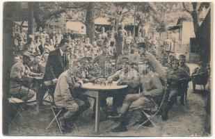 1917 Brassó, Kronstadt, Brasov; Üdvözlet a katona otthonból, sakkozó katonák / K.u.k. military camp, soldiers playing chess (EK)