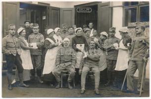 1915 Arad, Osztrák-magyar katonai kórház, sérült katonák és vöröskeresztes nővérek csoportképe. Ruhm Ödön felvétele / WWI K.u.k. military hospital, injured soldiers and Red Cross nurses. group photo