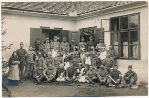 1915 Arad, Osztrák-magyar katonai kórház, sérült katonák és vöröskeresztes nővérek csoportképe. Ruhm Ödön felvétele / WWI K.u.k. military hospital, injured soldiers and Red Cross nurses. group photo