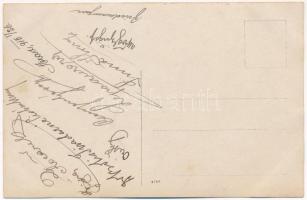 1915 Arad, Osztrák-magyar katonai kórház, sérült katonák és vöröskeresztes nővérek csoportképe. Ruhm...