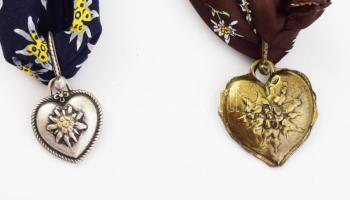 2 darab havasi gyopáros kendő, medállal