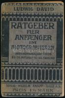 David, Ludwig: Ratgeber für Anfänger im Photographieren. Halle, 1906, Wilhelm Knapp. Jubileumi 33.-35. javított kiadás (97.-105. ezer). Kiadó papírkötésben, sérült, részben javított gerinccel, egyébként jó állapotban.