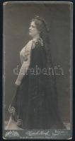 1904 Flattné Győrffy Gizella (1870-1943) opera-énekesnő egészalakos portréja, a hátoldalon autográf dedikációjával. Kabinetfotó Kossak József budapesti műterméből, kissé viseltes, némi kopottsággal, 21x10,5 cm