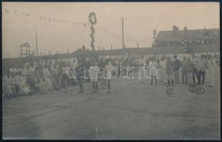 1918 Chabarovsk, Habarovszk hadifogoly tárborban tartott sport verseny, magyar és osztrák indulókkal. Nevesített fotó. Stobbe Kálmán (1883-1936) építőmester, díszlettervező, labdarúgó, a magyar válogatott edzője pecséttel jelzett fotója, feliratozott / Sport competition in the Chabarovsk (Vladivostok) POW (prisoner of war) camp. photo 14x9 cm