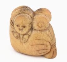 Antik japán csont netsuke - Hotei a zsákján. Faragott csont, cca 19. sz., m: 3 cm