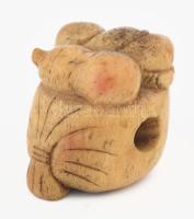 Antik japán csont netsuke - Hotei a zsákján. Faragott csont, cca 19. sz., m: 3 cm