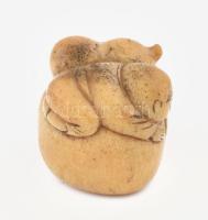 Antik japán csont netsuke - Hotei a zsákján. Faragott csont, cca 19. sz., m: 3 cm
