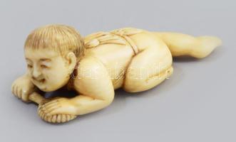 Antik japán csont netsuke - mászó csecsemő. cca 19. sz. második fele, Japán, faragott elefántcsont, jelzett, h: 5,5 cm /// Antique Japanese bone netsuke - crawling baby. Circa second half of the 19th century, Japan, carved ivory, marked, height: 5.5 cm.