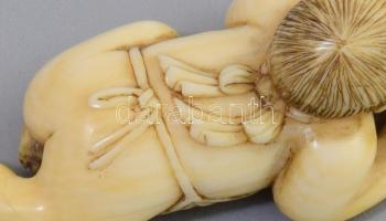 Antik japán csont netsuke - mászó csecsemő. cca 19. sz. második fele, Japán, faragott elefántcsont, ...