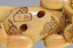 Antik japán csont netsuke - mászó csecsemő. cca 19. sz. második fele, Japán, faragott elefántcsont, ...