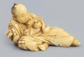 Okimono - Olvasó férfi. cca 19. sz., Japán, faragott rozmáragyar, jelzés nélkül, 9x5 cm /// Okimono - Reading Man. Circa 19th century, Japan, carved walrus tusk, unmarked, dimensions: 9 x 5 cm.