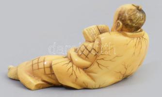 Okimono - Olvasó férfi. cca 19. sz., Japán, faragott rozmáragyar, jelzés nélkül, 9x5 cm /// Okimono ...