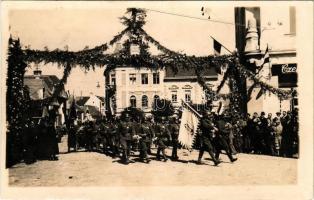 1940 Kézdivásárhely, Targu Secuiesc; bevonulás / entry of the Hungarian troops. photo + 1940 Kézdivásárhely visszatért So. Stpl.