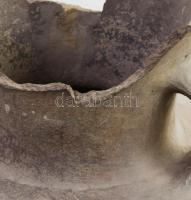 Bronzkori hombár, két oldalán hárombütykös díszítéssel. Tisza vidéke, kerámia, hiányos, restaurált, ...