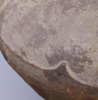 Bronzkori hombár, két oldalán hárombütykös díszítéssel. Tisza vidéke, kerámia, hiányos, restaurált, ...