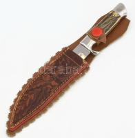 Iparművész tőr, agancs berakással, bőr tokban, h: 25,5 cm