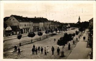 Székelykeresztúr, Kristur, Cristuru Secuiesc; Kossuth Lajos tér, Református templom, Népbank, Demeter D., Herczeg J., Ajvász K. üzlete. Szemerjay Károly kiadása / square, Calvinist church, shops (fl)