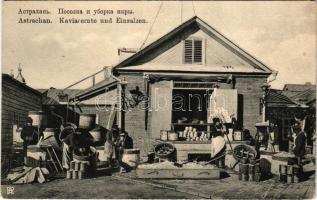 Astrakhan, Astrachan; Kaviarernte und Einsalzen / caviar harvesting and salting factory