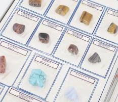 35 darab klf ásvány, feliratozva, tartóban