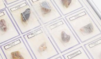 35 darab klf ásvány, feliratozva, tartóban