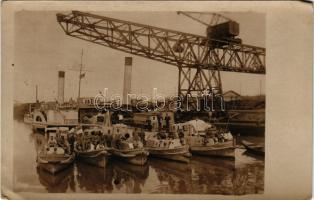 Braila, első világháborús német rohamcsónakok a kikötőben katonákkal / WWI German asault boats at the port, soldiers. photo (EK)