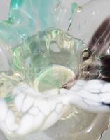 2 db német üveg hamus és gyertyatartó 7 cm, Formába öntött, anyagában színezett, hibátlan. 14x8 cm