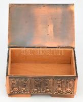 Szabó Gyula (?-): Iparművész réz ládika, plasztikus díszítéssel, fa betéttel 12x16x7 cm