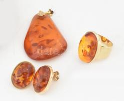 14K arany ékszer szett borostyánnal ékítve. Jelzett. gyűrű, nyaklánc, fülbevaló, medál, mindegyik sz...