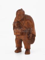 Japán netsuke - vándor. Faragott és pácolt puszpángfa, felfűzéshez szükséges lyukpárral, jelzett, hibátlan, m: 6 cm