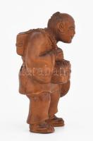 Japán netsuke - vándor. Faragott és pácolt puszpángfa, felfűzéshez szükséges lyukpárral, jelzett, hi...