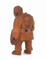 Japán netsuke - vándor. Faragott és pácolt puszpángfa, felfűzéshez szükséges lyukpárral, jelzett, hi...