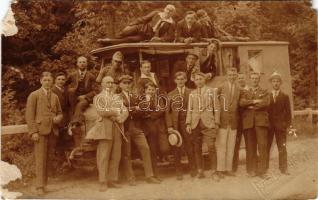 Nagyszeben, Hermannstadt, Sibiu; férfiak csoportja autóbusszal / group of men with autobus. Karl Jainek photo (EM)