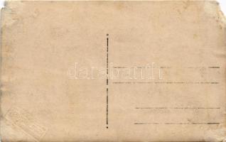 Nagyszeben, Hermannstadt, Sibiu; férfiak csoportja autóbusszal / group of men with autobus. Karl Jai...